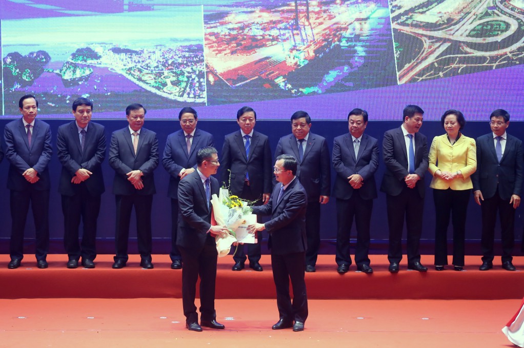 Ông Cao Tường Huy, Quyền Chủ tịch UBND tỉnh Quảng Ninh (bên phải) trao Giấy chứng nhận đăng ký đầu tư cho nhà đầu tư Đài Loan Boltun Corporation và QST International Corporation đầu tư vào KCN Bắc Tiền Phong, tỉnh Quảng Ninh